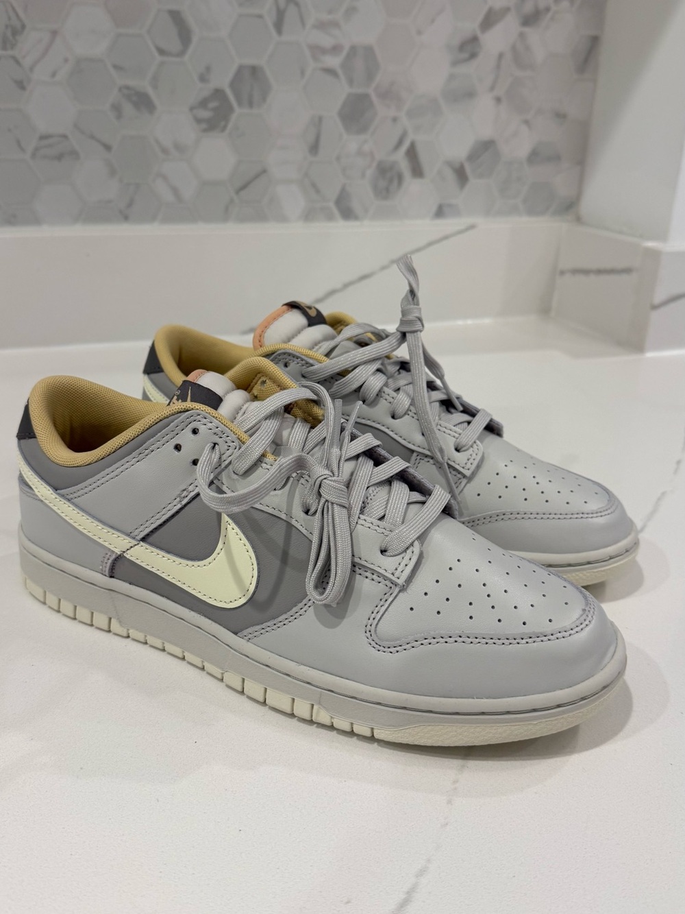 Nike Men's Low-Top Sneakers in Light Gray and Cream